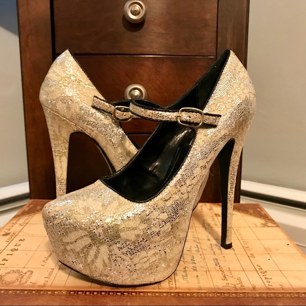 NWOT Steve Madden Mary Jane Pumps.